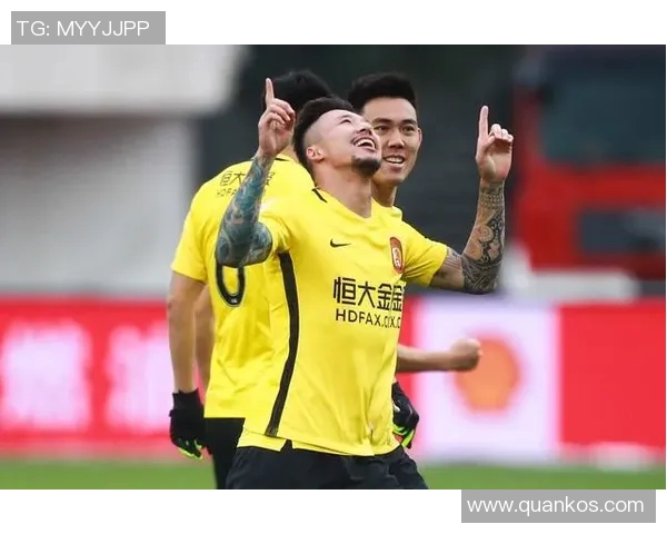 足球明星戴发箍展现个性风采引领时尚潮流成为球场新风尚